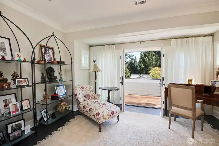 Office with balcony for fresh air and mind-clearing views.