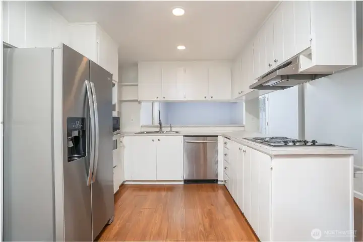 The kitchen bar provides extra space for casual dining and entertaining.