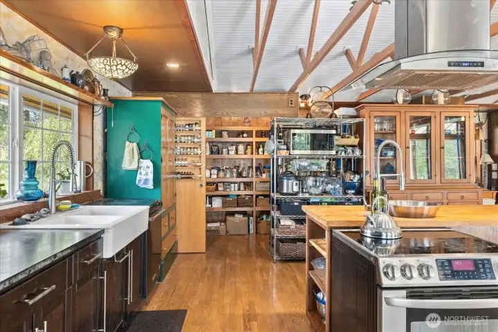 Extra large walk in pantry.