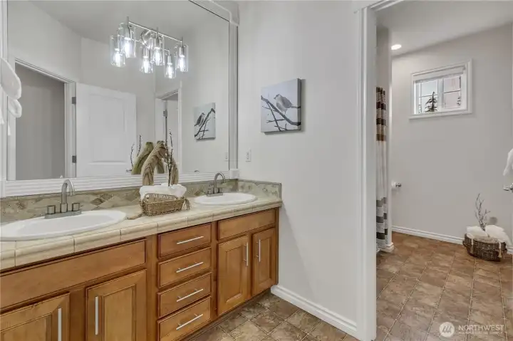Spacious Full Guest Bath with Tub/Shower