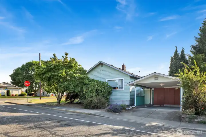 Situated on the SE corner of E Grover and Nooksack Ave...it features a covered car port. Situated on the SE corner of E Grover and Nooksack Ave...it features a covered car port.