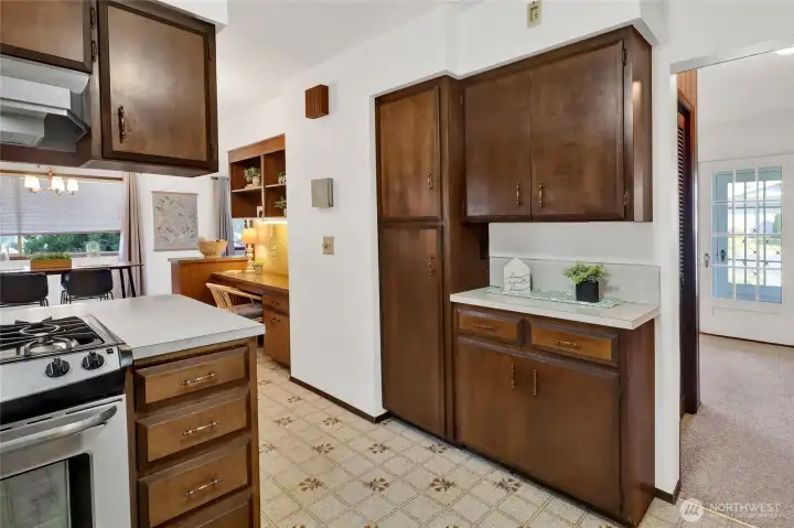 Generous work surfaces! Generous work surfaces!