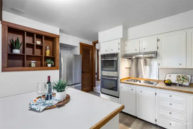 Stainless appliances, double ovens.