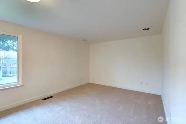 Large primary bedroom.