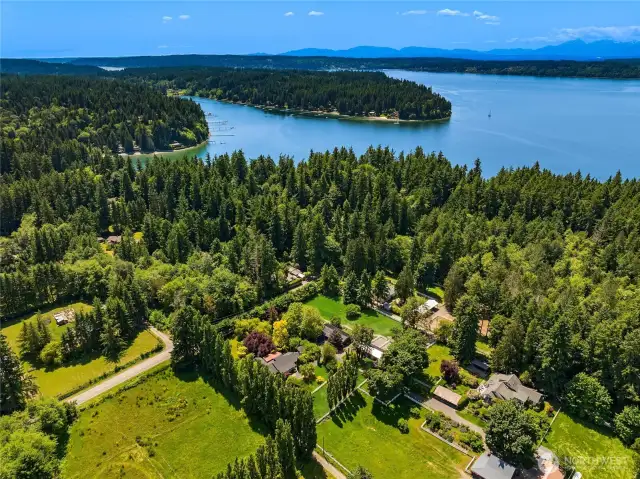 Within walking distance to Dock street public waterfront access on Manzanita Bay!