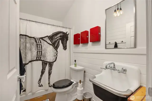 What a cute bathroom in the carriage house!