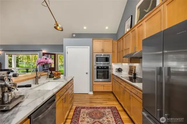 Plenty of space for the gourmet cook (one lives here!)