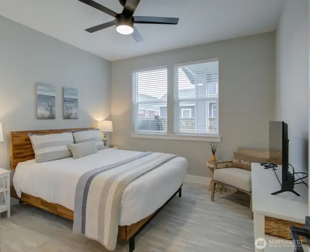 Ceiling fan and great natural light.