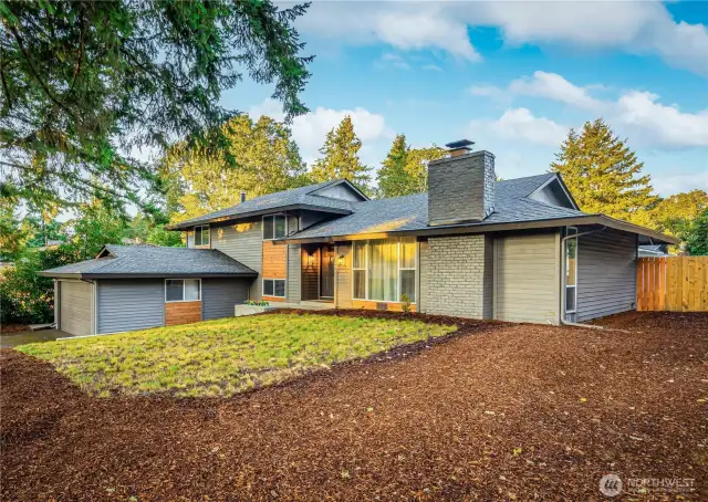 Welcome to 7501 89th Ave. SW in the established Oakbrook Golf Community.