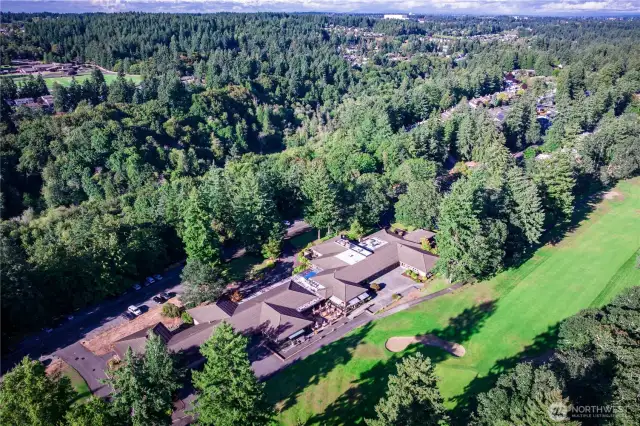 Oakbrook Golf Club offers golf, dining, and social opportunities. There is a fee for Oakbrook Golf & Country Club and the Oakbrook Swim & Tennis Club.