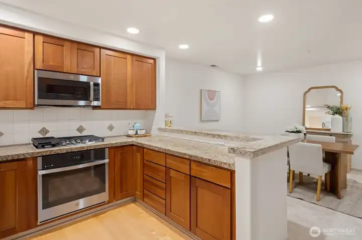 Spacious kitchen, all new stainless appliances