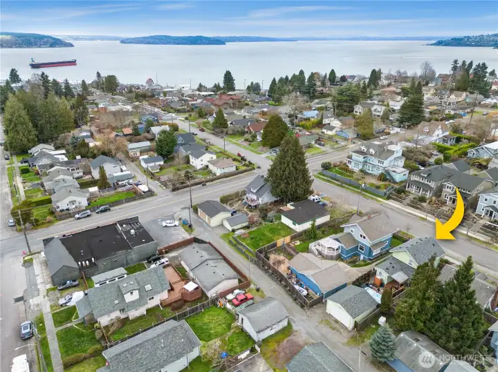 Proctor, Ruston, Point Defiance Park, and the waterfront are all about 5 minutes away by car, which makes it easy to reach a variety of groceries, bakeries, trails, beaches, gardens, shops, and cafes.