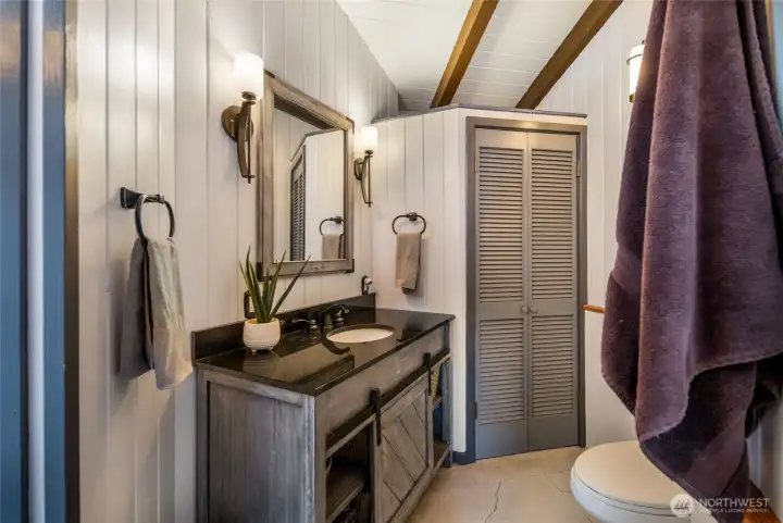 En suite primary bathroom