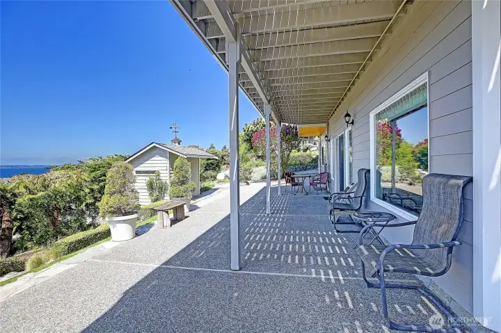 Spacious view patio~