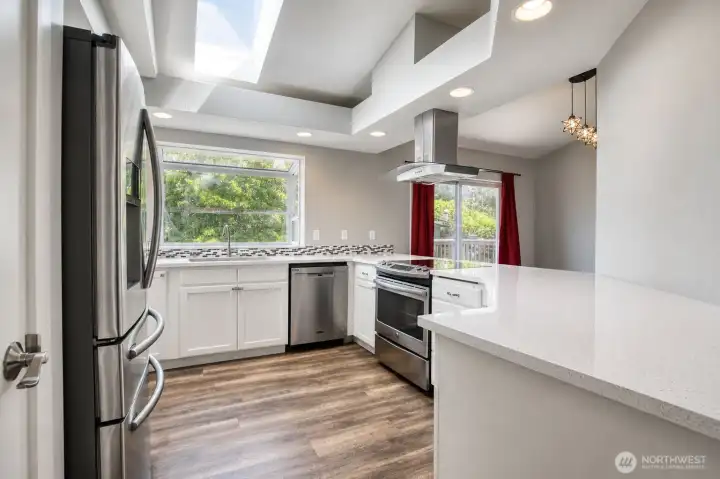 4 skylights keep the room bright