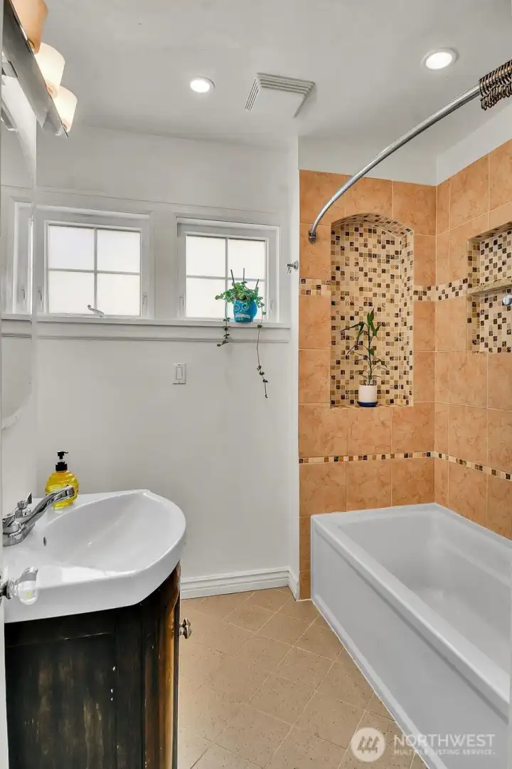 Main Floor Full Bath Main Floor Full Bath