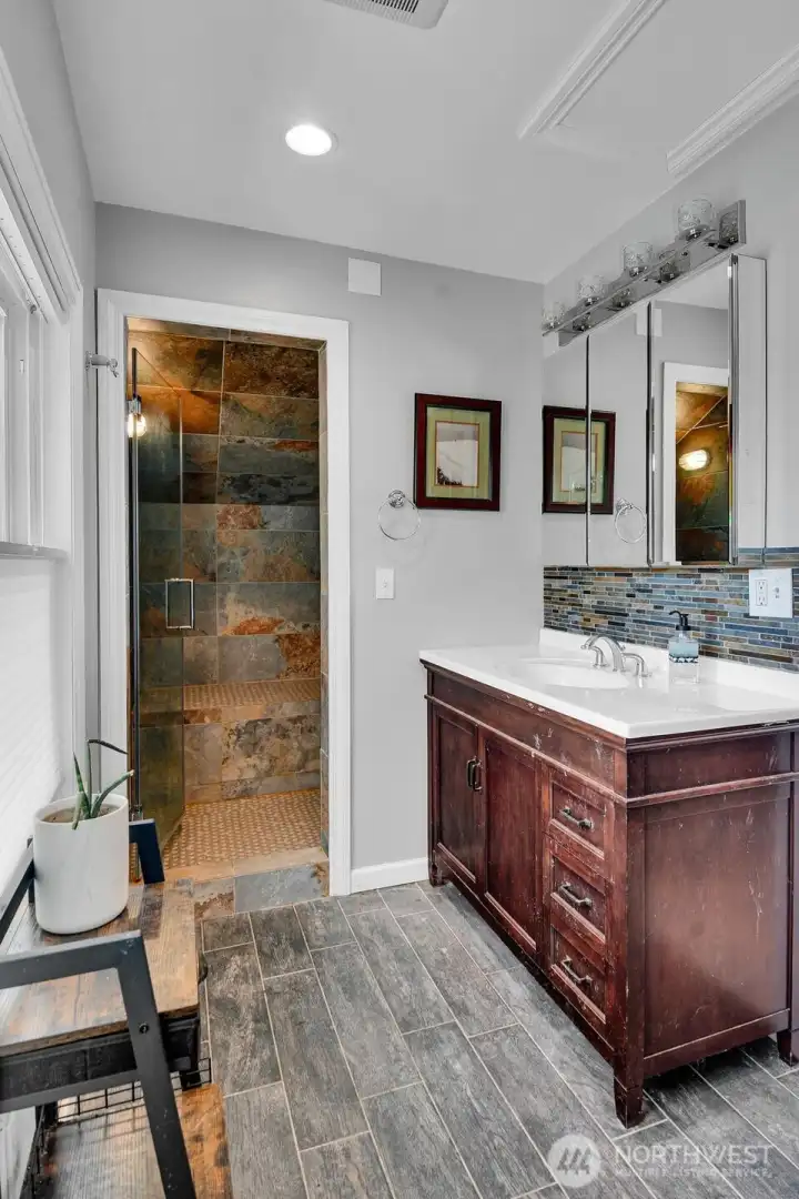 Upstairs bath with Steam Shower Upstairs bath with Steam Shower