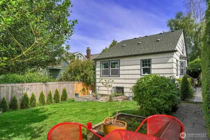 Sweet side yard Sweet side yard