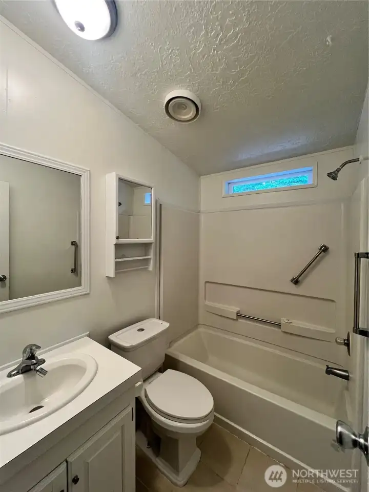 Full bathroom next to bedroom number 2 Full bathroom next to bedroom number 2