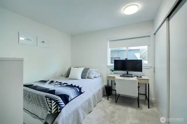 Guest bedroom (or office)