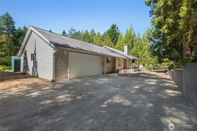 Long driveway lots of space, retaining wall