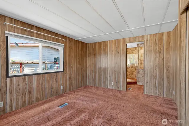 The primary bedroom also opens onto an en-suite primary bathroom.