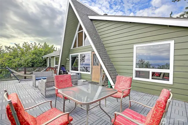 Extensive entertaining size deck to soak up sunshine, salt water smells, and that VIEW!