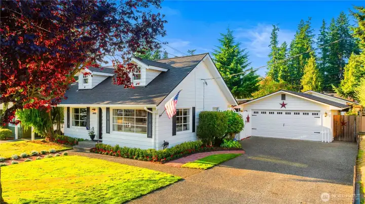 Welcome Home! Plenty of drive way parking.