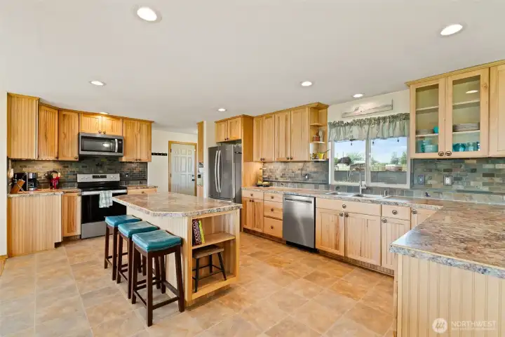 large western kitchen w/plenty of storage and counter space