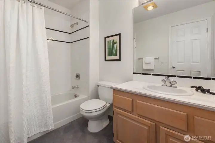 Upper-level full bedroom ensuite bathroom