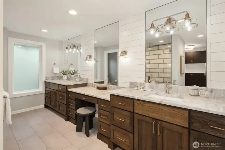 Primary w/double sinks+vanity