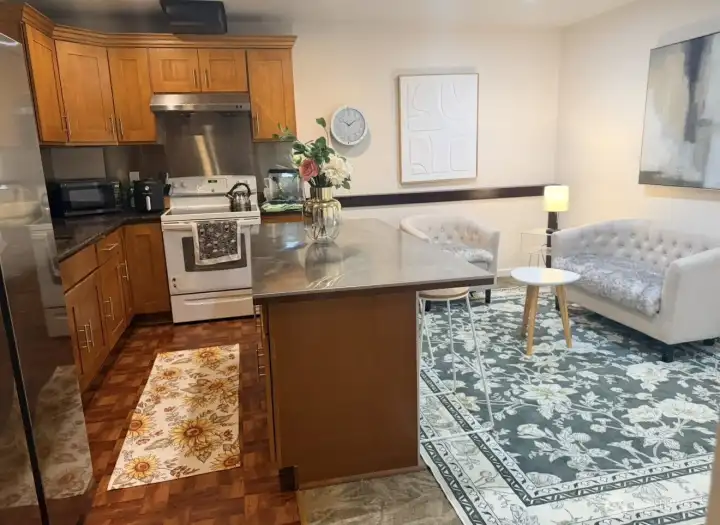 Cottage living room/kitchen island