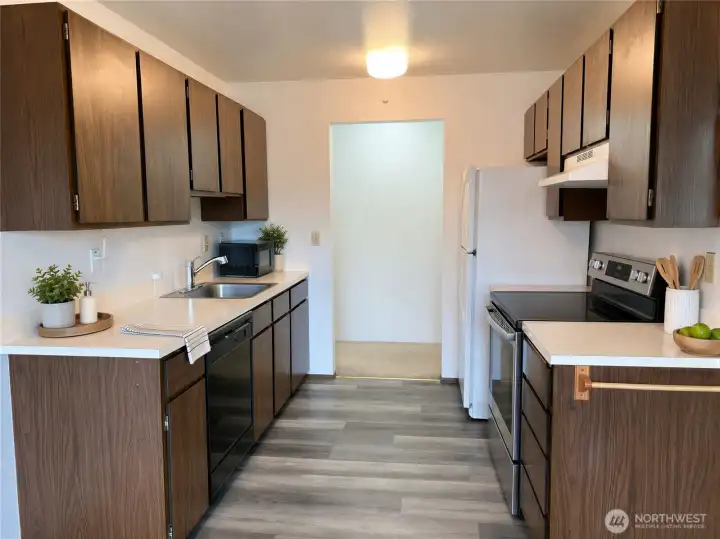 8852 kitchen with LVP flooring and new appliance