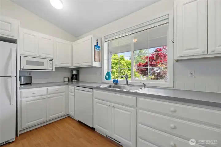 Well-cared for kitchen with great space and functionality Well-cared for kitchen with great space and functionality