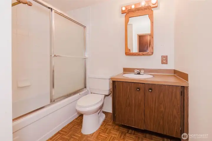 Full bathroom Full bathroom
