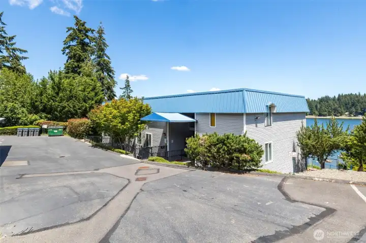 Bright corner unit featuring picturesque views of Oyster Bay. Bright corner unit featuring picturesque views of Oyster Bay.
