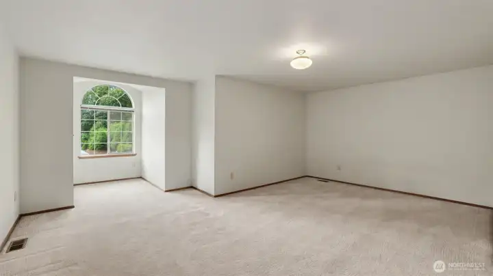 Large bonus room with closet.  Use as a BR