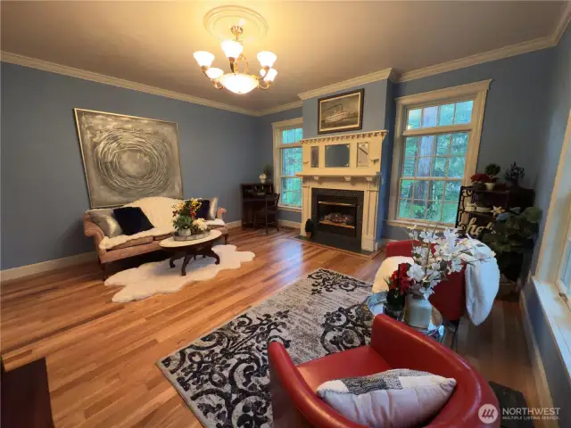 This room is stunning and has so many beautiful features!