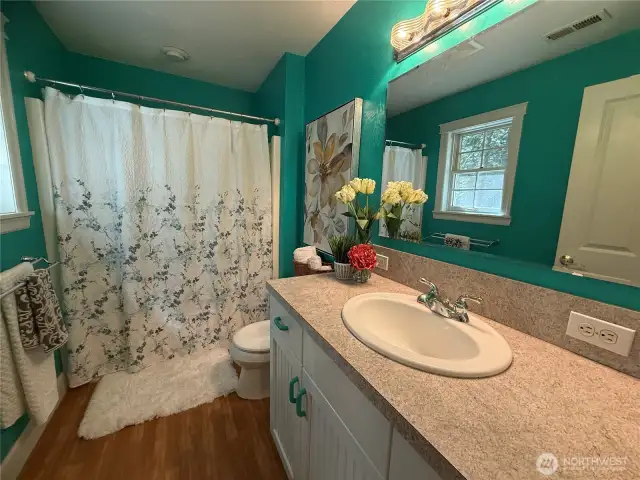 Upstairs full bathroom.