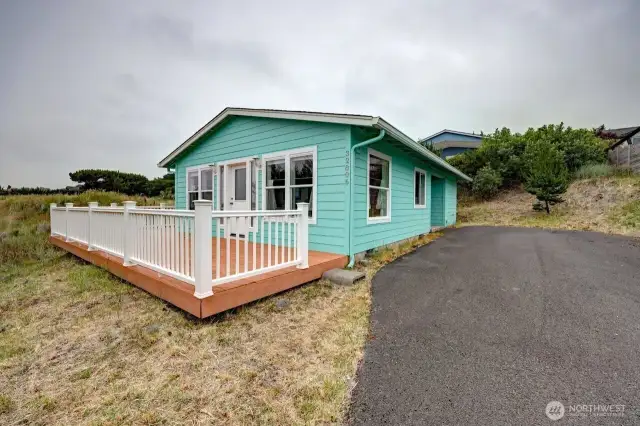 Bright, beachy cottage with spacious deck