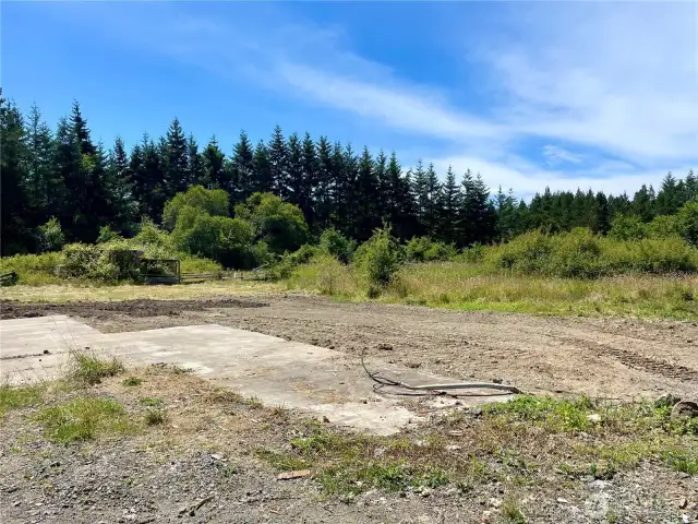 Lower building pad