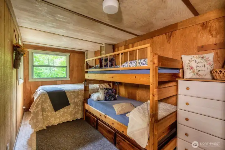 Bedroom with a queen and bunkbeds.