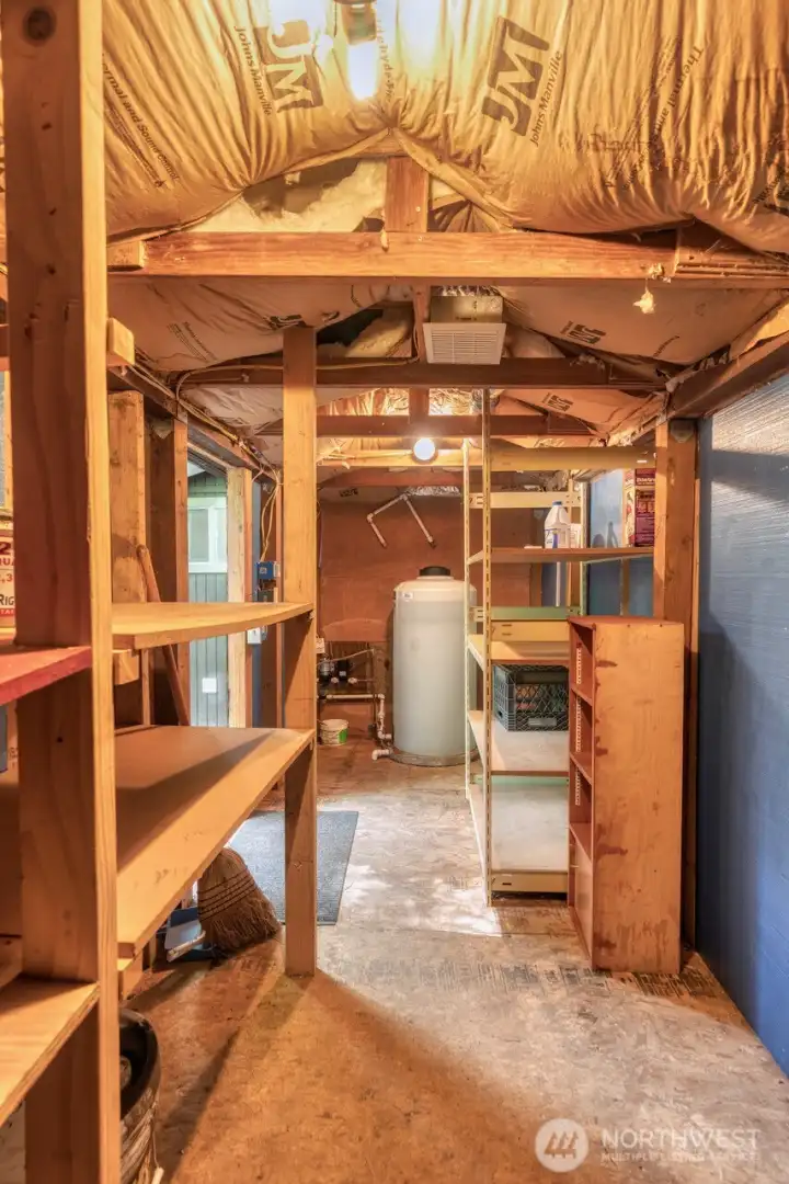 Another fully insulated outbldg houses the water tank & offers additional storage space.