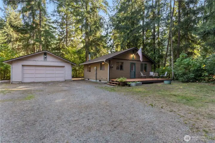 Welcoming Cabin in Clearwood neighborhood.