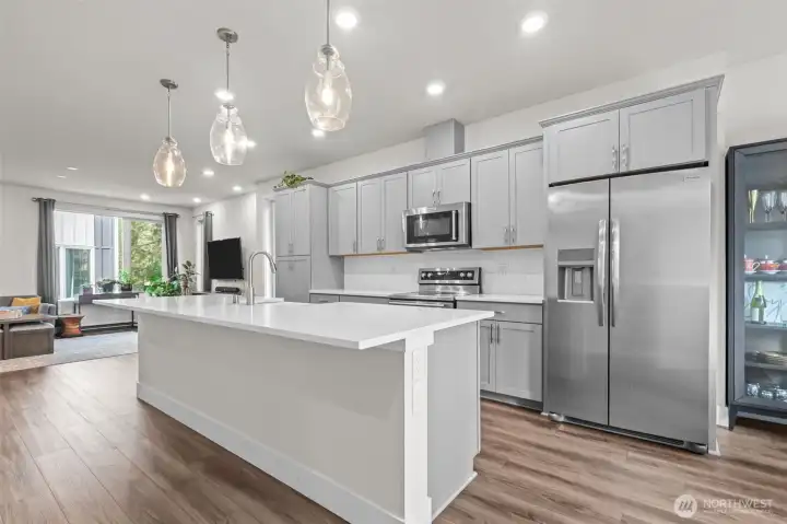 Convenient to transit, shopping, parks, and just minutes from downtown — the perfect blend of style, comfort, and location.