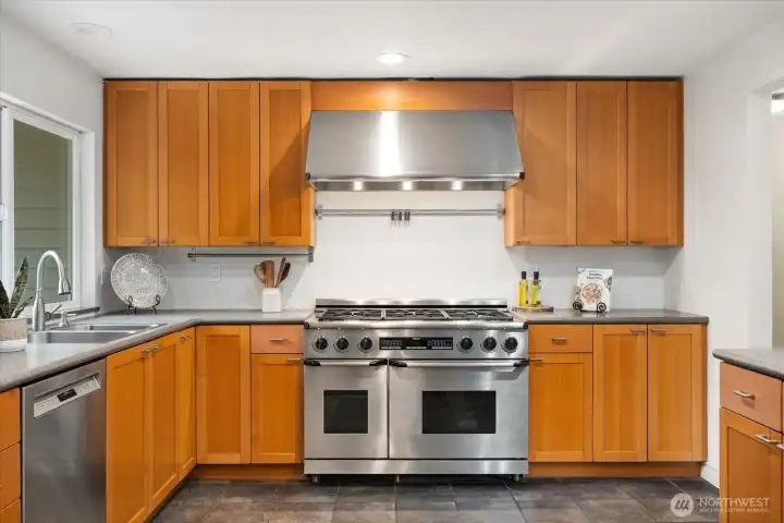 Prestigious six-burner Dacor gas cooktop and double oven is a statement piece and so hard to get!