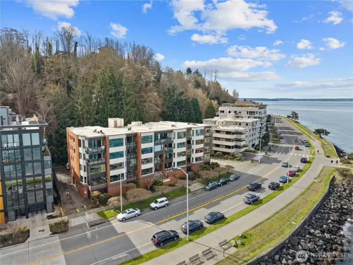 Located right across the street is one of the best walking and biking trails in the entire city. With Alki Beach to the left and the downtown water taxi to the right, living here offers endless choices for a fun-filled weekend.