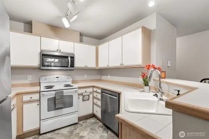 Kitchen - Brightly Lit, Functional Space with Lots of Cabinet Space