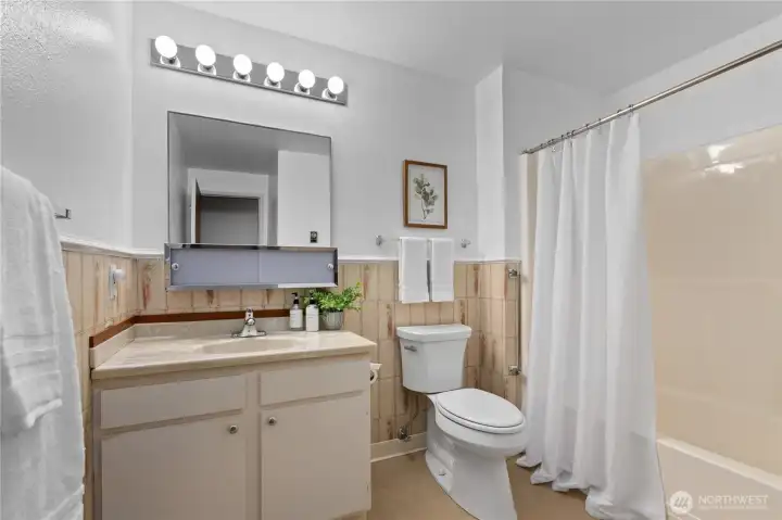 Full bathroom with functional layout and classic finishes.