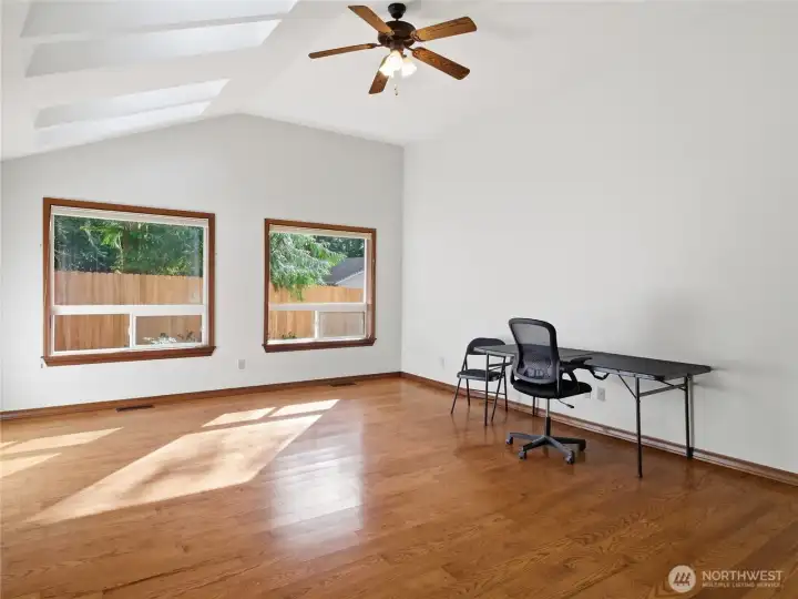 HUGE BONUS RM - Vaulted Ceiling, Skylights & Ceiling Fan